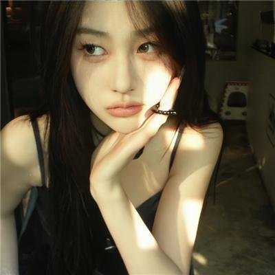 她如星光般闪耀